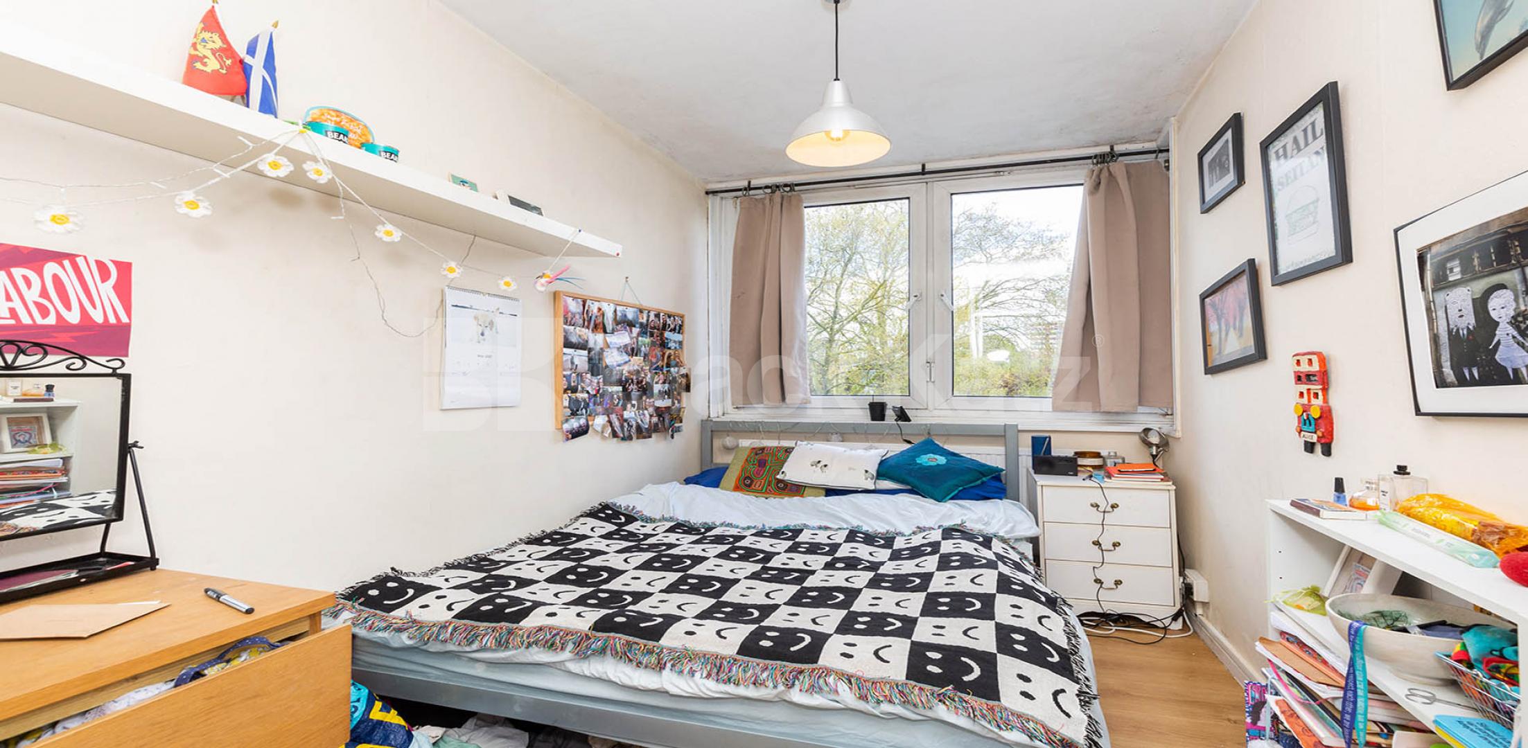 			PERFECT FOR 3 OR 4 SHARERS!, 3 Bedroom, 1 bath, 1 reception Flat			 Banner Street, OLD STREET